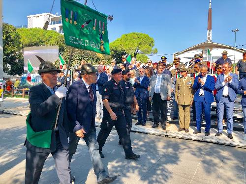 Il Vicegovernatore Riccardo Riccardi alla sfilata degli Alpini della "Julia" a Lignano Sabbiadoro