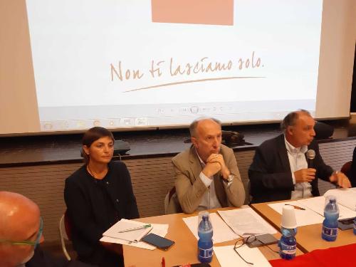 Il vicegovernatore Riccardo Riccardi accanto all'onorevole Debora Serracchiani all'incontro organizzato dalla Cgil