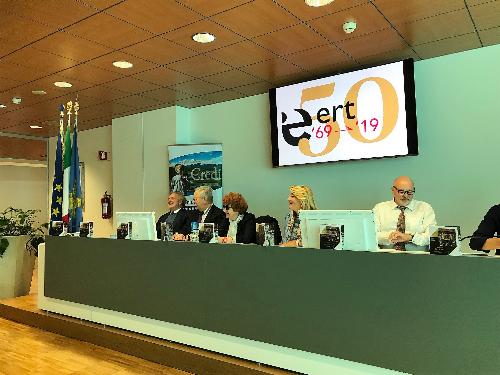 Il tavolo dei relatori alla conferenza dell'Ert (Ente regionale teatrale) con, al centro, l'assessore alla Cultura del Fvg Tiziana Gibelli.