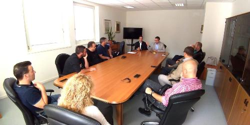 L'assessore alle Autonomie Locali del Friuli Venezia Giulia Pierpaolo Roberti durante l'incontro con i sindaci carnici, a cui ha partecipato anche il vicepresidente del Consiglio regionale Stefano Mazzolini nella foto, a lato dell'assessore)