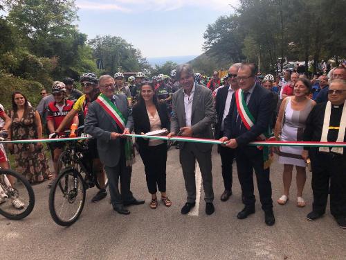 L'assessore regionale, Sergio Emidio Bini, taglia il nastro inaugurale della ciclopedonale "Venezia delle nevi"