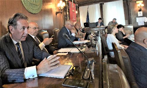 L'assessore regionale all'Ambiente, Fabio Scoccimarro, nel corso della seduta del Consiglio comunale di Trieste dedicata alla Ferriera di Servola 