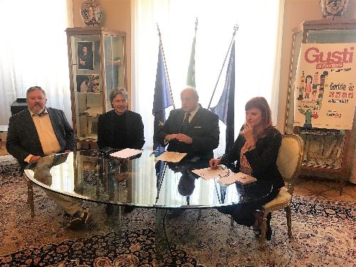 L'assessore regionale alle Attività produttive e turismo, Sergio Emidio Bini, alla conferenza stampa di presentazione di Salotto del Gusto, assieme al sindaco di Gorizia, Rodolfo Ziberna, all’assessore comunale ai grandi eventi, Arianna Bellan, al vice presidente della Fondazione Cassa di Risparmio di Gorizia, Georg Meyr - Gorizia, 16 settembre 2019