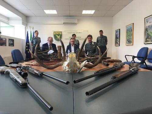 L’assessore alle Risorse agroalimentari e forestali, Stefano Zannier, assieme al coordinatore del Nucleo operativo per l’attività di vigilanza ambientale (Noava) del Corpo Forestale Regionale, Claudio Freddi, presenta i materiali sequestrati a seguito dell’attività antibracconaggio - Udine, 17 settembre 2019.