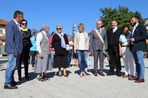 L’assessore alla Finanze, Barbara Zilli, alla cerimonia di inaugurazione della struttura prefabbricata della Scuola primaria di Villa Santina. 