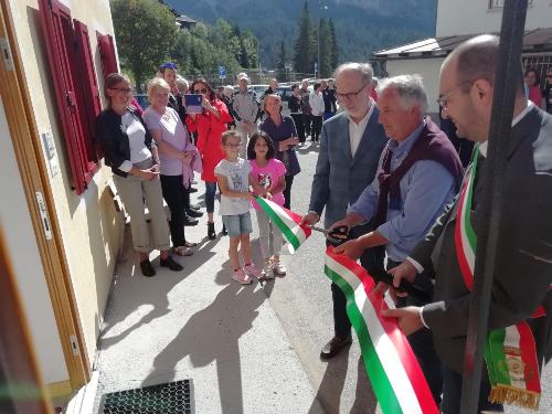 Il vicegovernatore del Friuli Venezia Giulia con delega alla Salute, Riccardo Riccardi, al taglio del nastro del nuovo ambulatorio di Sappada.