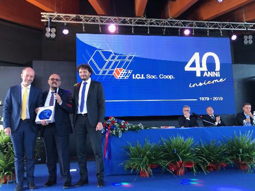 Callari consegna un riconoscimento della Regione al presidente di I.C.I. Coop, Marco Seibessi, e all'amministratore delegato, Davide Zanuttini