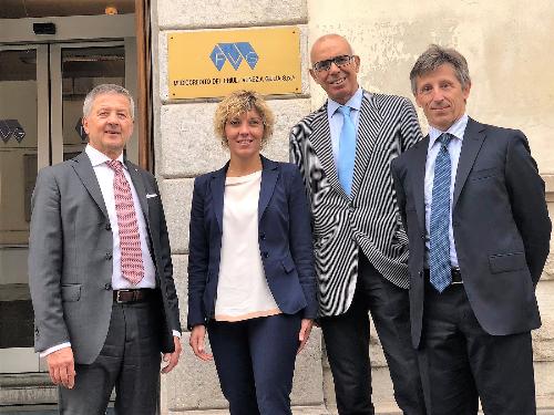 L'assessore regionale alle Finanze Barbara Zilli con il presidente di Banca Mediocredito del Friuli Venezia Giulia, Alfredo Antonini (dx), l'ex ad, Enrico Duranti, e il nuovo direttore generale Arturo Miotto.