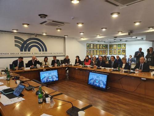 La riunione della Conferenza delle Regioni e Province autonome. A sinistra nella foto il ministro per gli Affari regionali Francesco Boccia, a destra l'assessore alle Finanze del Fvg Barbara Zilli, il governatore Massimiliano Fedriga e l'assessore ai Sistemi informativi Sebastiano Callari