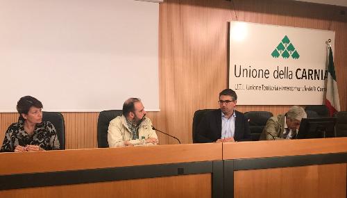 L'assessore regionale alle Autonomie locali e funzione pubblica, Pierpaolo Roberti, durante l'incontro con i rappresentanti dell'Uncem (Unione nazionale dei comuni, comunità e enti montane) a Tolmezzo