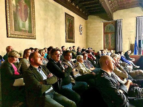 Il pubblico intervenuto nel municipio di Gemona alla presentazione del "Progetto Gemona del Friuli".