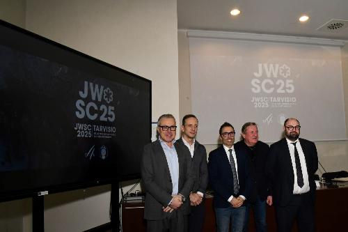 Da sinistra, l'assessore sergio Emidio Bini,  il governatore Massimiliano Fedriga, il vicepresidente del Consilio regionale Stefano Mazzolini, il presidente regionale del Coni Giorgio Brandolin e il direttore di PromoTurismo Fvg Iacopo Mestroni