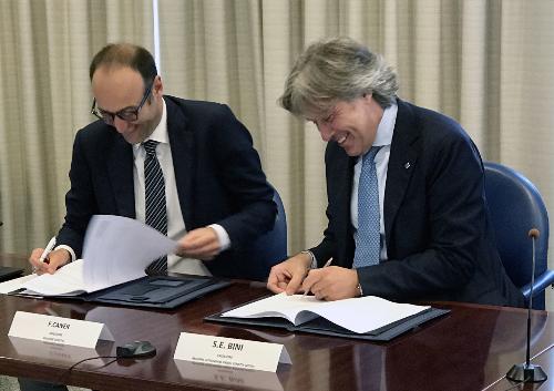La firma dell'accordo tra l'assessore alle Attività produttive del Friuli Venezia Giulia sergio emidio Bini (a destra) e il collega della Regione Veneto Fedrico Caner