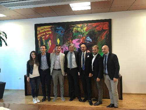 L'assessore regionale alle Attività produttive, Sergio Emidio Bini, con il Comitato imprenditoria giovanile della Camera di commercio Pordenone-Udine.
