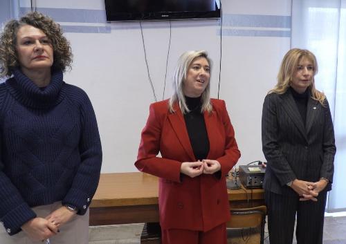 L'assessore alle Infrastrutture Cristina Amirante (al centro), la presidente di Apt Gorizia Caterina Belletti (a destra) e il direttore regionale di Trenitalia Elisa Nannetti (a sinistra).