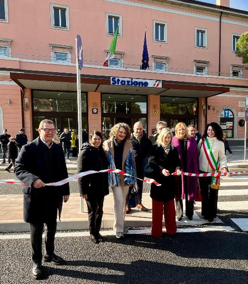 Il taglio del nastro della rinnovata stazione ferroviaria di Gorizia e del piazzale antistante dove sostano i bus.
