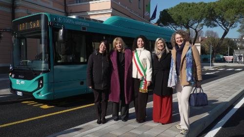 L'assessore regionale alle Infrastrutture e trasporti Cristina Amirante (seconda da destra) al taglio del nastro della stazione ferroviaria di Gorizia, assieme all'assessore comunale di Gorizia ai Lavori pubblici Sarah Filisetti (al centro), della presidente di Apt Gorizia e componente del cda di Ferrovie dello Stato Caterina Belletti (seconda da sinistra) e del direttore regionale di Trenitalia Elisa Nannetti (prima da destra).