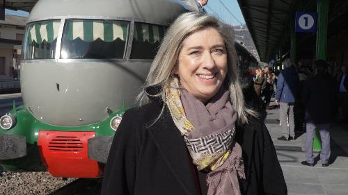 L'assessore regionale Cristina Amirante accanto al  treno Arlecchino giunto oggi a Gorizia 