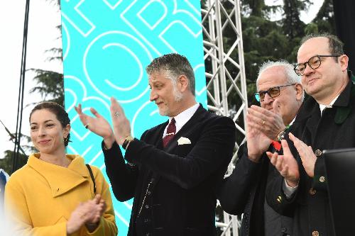 Da sinistra la schermitrice Mara Navarria, il ministro Alessandro Giuli, il sindaco Rodolfo Ziberna e il vicegovernatore Anzil 
