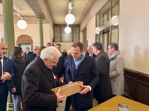 La consegna da parte del governatore della Regione Massimiliano Fedriga dell'opera dell'aertista Celiberti nelle mani del Presidente della Repubblica Sergio Mattarella