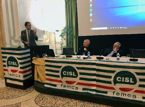 Il tavolo dei relatori al convegno della Cisl svoltosi a Pordenone