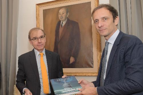 Il governatore Massimiliano Fedriga e l'alto funzionario dell'Ambasciata del Sudafrica a Roma Sheldon Moulton