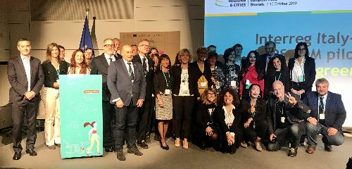 Foto di gruppo al workshop "Interreg Italy-Slovenia Cap&Com pilot actions to foster a greener Europe" nell'ambito dell'evento European Week of Regions and Cities 
