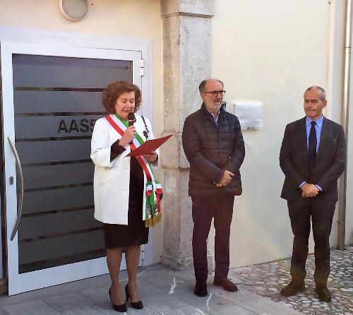 Il vicegovernatore Riccardo Riccardi all'inaugurazione del poliambulatorio di Meduno (Pn) intitolato a Silvano Antonini Canterin con il sindaco e moglie dell'ex primo cittadino, Marina Crovatto, e il commissario dell'Aas 5 Eugenio Possamai.