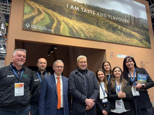 Gli assessori alle Attività produttive e turismo Sergio Emidio Bini e alle Risorse agroalimentari, forestali e ittiche Stefano Zannier al Paris Expo Porte de Versailles per Wine Paris&Vinexpo Paris 2025.
