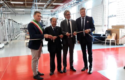 L'assessore regionale alle Attività produttive Sergio Emidio Bini all'inaugurazione del Laboratorio mobili di Catas a San Giovanni al Natisone con il presidente Bernardino Ceccarelli, il presidente della Cciaa Pordenone-Udine Giovanni Da Pozzo e il sindaco Carlo Pali