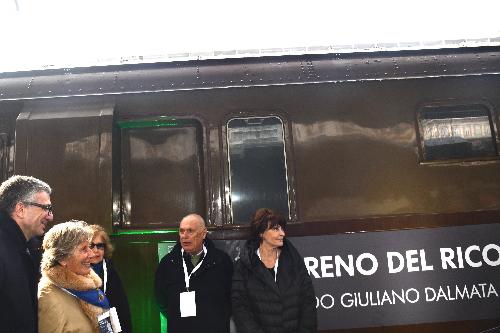 L'assessore regionale all'Istruzione Alessia Rosolen in stazione a Trieste alla tappa del Treno del Ricordo