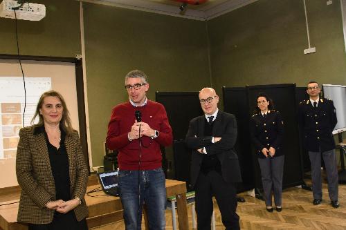 L'assessore Pierpaolo Roberti, il questore Pietro Ostuni e la dirigente scolastica Raffella Cervetti al Safer Internet Day
