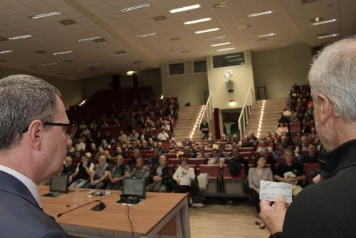 Un momento della presentazione del documentario dedicato alla prevenzione dei rischio valanghe a Trieste nell'aula maga della Sissa con l'assessore del Fvg alla Montagna Stefano Zannier.