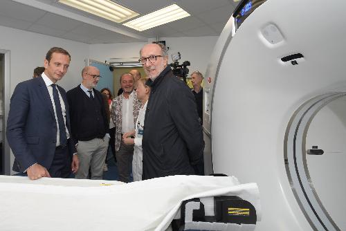 Il governatore del Friuli Venezia Giulia Massimiliano Fedriga e il vicegovernatore con delega alla Salute Riccardo Riccardi nel corso dell'inaugurazione all'Ospedale di Cattinara di Trieste del tomografo Discovery Pet/Ct Midr