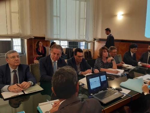 Gli assessori Alessia Rosolen e Fabio Scoccimarro al tavolo sulla Ferriera