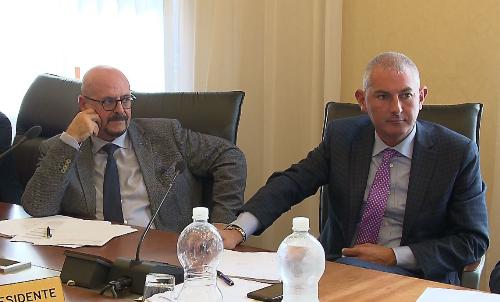 L’assessore regionale al Patrimonio, demanio, servizi generali e sistemi informativi, Sebastiano Callari (a sinistra), alla riunione della I Commissione consiliare, nell'ambito della quale è stato illustrato il ddl 66/2019.