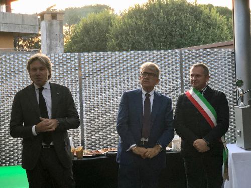 L'assessore alle Attività produttive, Sergio Emidio Bini, con l'imprenditore, Luciano Facchini, e il sindaco di Codroipo, Fabio Marchetti, all'inaugurazione di Comfort Zone 