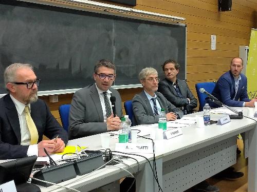 L'assessore regionale alle Autonomie locali Pierpaolo Roberti alla tavola rotonda "Scenari e prospettive di sviluppo dei servizi finanziari e delle competenze strategiche nel contesto finanza locale", inserita nella giornata finale del corso di perfezionamento per i responsabili finanziari e i revisori degli enti locali organizzato da Università di Udine, Anci e NextPa nel polo giuridico di Udine.