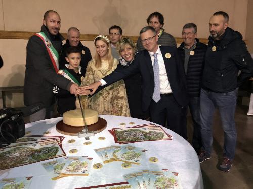 Il tradizonale taglio della prima forma che decreta il via ufficiale della 20. edizione di "Formaggio e dintorni" a Gemona