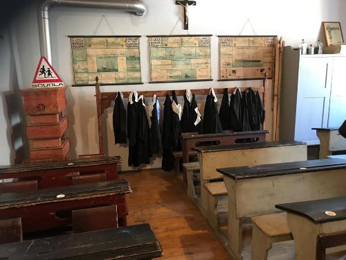 La ricostruzione di un'aula scolastica con gli arredi di un tempo al museo Cjase Cocèl.