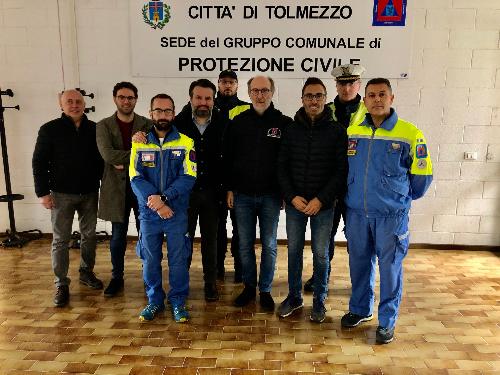 Il vicegovernatore Riccardo Riccardi con il gruppo di Protezione civile di Verzegnis