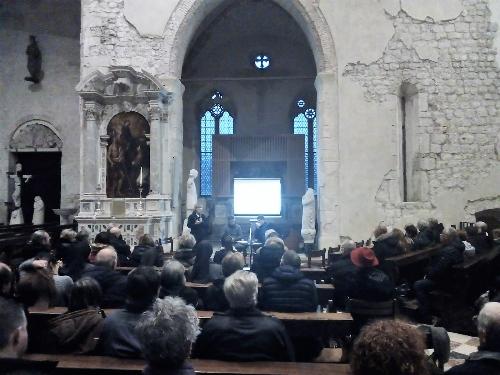 L'assessore regionale Barbara Zilli alla presentazione della guida turistica su Venzone nel duomo.