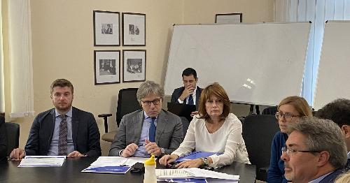 Un momento dell'incontro tra gli assessori regionali ad Attività produttive e Turismo, Sergio Emidio Bini, e a Lavoro e Formazione, Alessia Rosolen, i rappresentanti delle categorie economiche e il direttore dell'agenzia Lavoro@SviluppoImpresa (Lsi), Lydia Alessio Vernì.