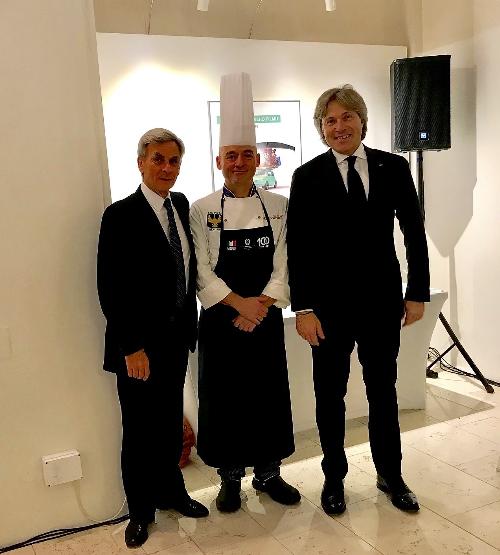 L'assessore regionale ad Attività produttive e Turismo, Sergio Emidio Bini con l’ambasciatore italiano a Praga, Francesco Saverio Nisio e lo chef friulano Massimo De Belli.