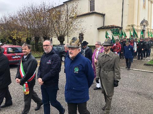 Il vicegovernatore, Riccardo Riccardi, alla celebrazione del 50. della fondazione del Gruppo ANA di Grions di Sedegliano, con a sinistra il sindaco, Dino Giacomuzzi, e a destra il vicepresidente della sezione ANA di Udine, Adriano Morettuzzo.