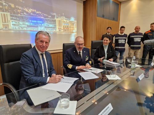 L'assessore alla Difesa dell'ambiente Fabio Scoccimarro mentre firma il protocollo.
