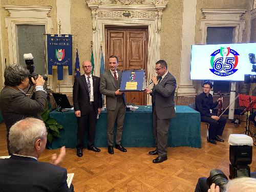 Il governatore del Friuli Venezia Giulia, Massimiliano Fedriga, durante la cerimonia commemorativa per i 65 anni di fondazione dell'Unione degli Istriani, nell'ambito della quale è stato insignito del Vessillo della Libera Provincia, il più alto riconoscimento assegnato dall'associazione.