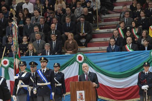 Un momento della cerimonia di giuramento degli allievi del 206esimo corso di formazione della Scuola agenti Polizia Stato Vincenzo Raiola, intitolato a Matteo Demenego e Pierluigi Rotta, alla quale hanno partecipato il capo della Polizia, Franco Gabrielli, e il governatore del Friuli Venezia Giulia, Massimiliano Fedriga.