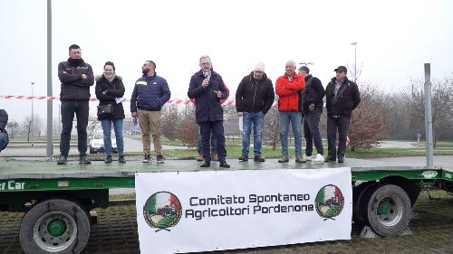 L'assessore regionale alle Risorse agroalimentari Stefano Zannier durante il suo intervento alla manifestazione degli agricoltori a Pordenone