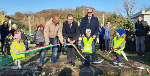 L'assessore alle Risorse forestali del Friuli Venezia Giulia, Stefano Zannier, assieme all'assessore all'Ambiente del Comune di Gorizia, Francesco Del Sordi, al taglio del nastro dell'area verde di Bosco Piuma - Gorizia, 3 dicembre 2019.